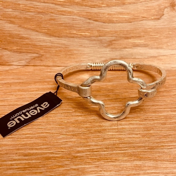 Avenue Jewelry - Avenue NWT Women’s Silver Tone Clover Hook Wrist Bracelet.
